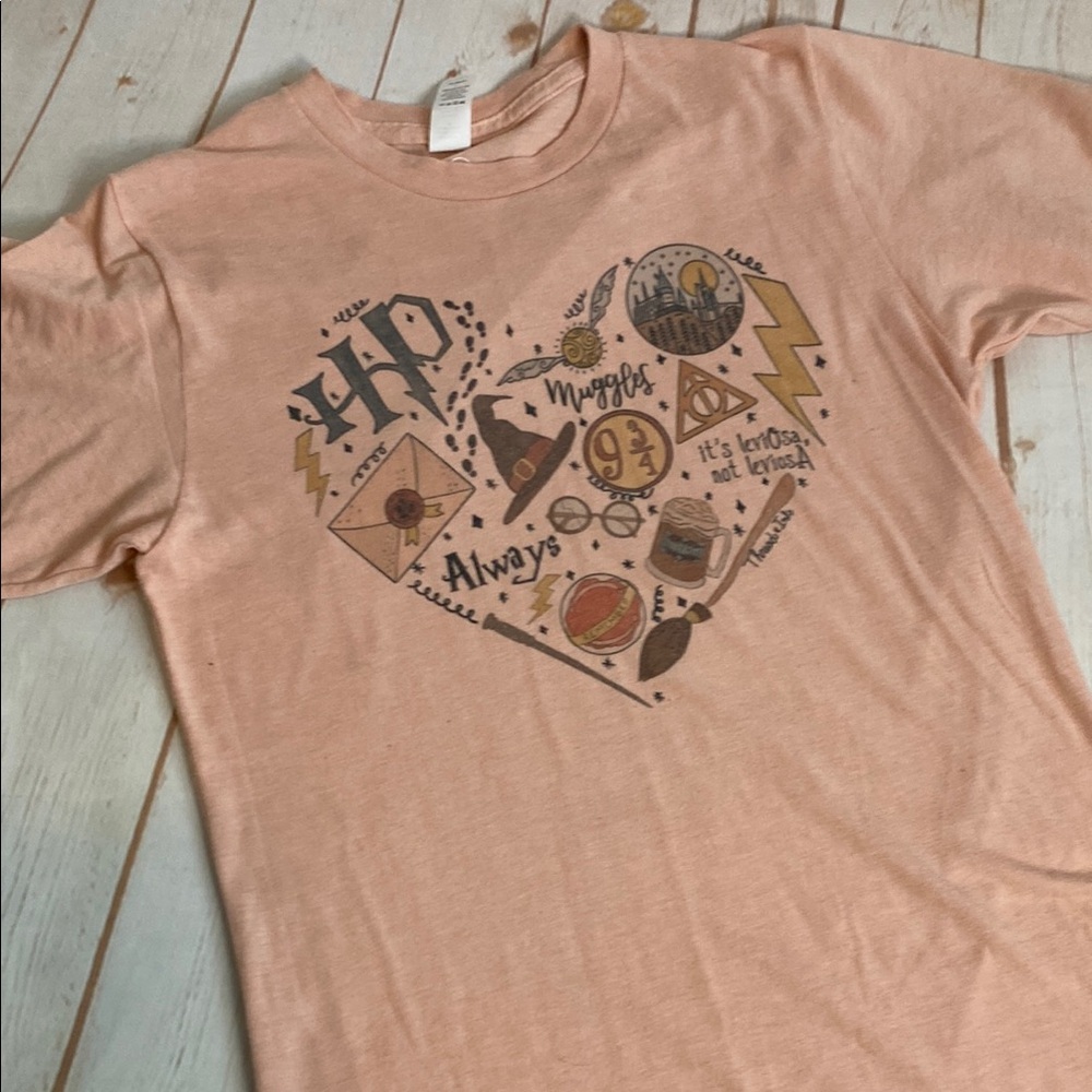 Women’s Small Peach Harry Potter Heart Design Tee—Muggles, HP, Leviosa!
